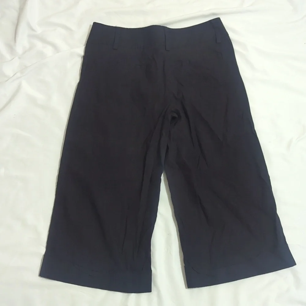 White House Black Market Legacy Capri Pants, Color Black Size 10